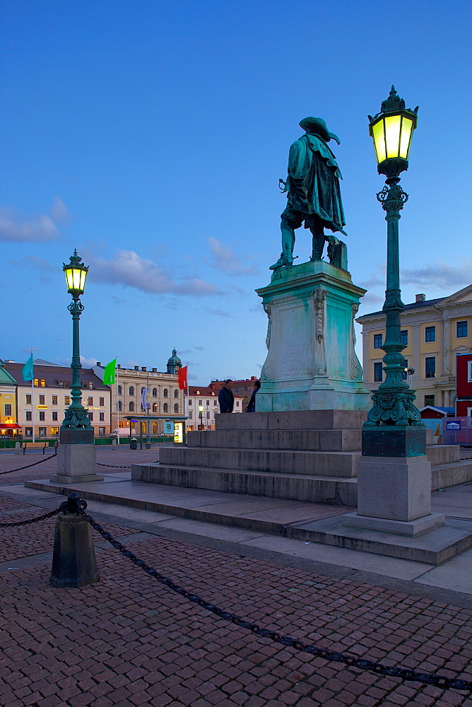 Bronze statue of the town founder Gustav Adolf at dusk, Gustav Adolfs Torg, Gothenburg, Sweden, Scandinavia, Europe