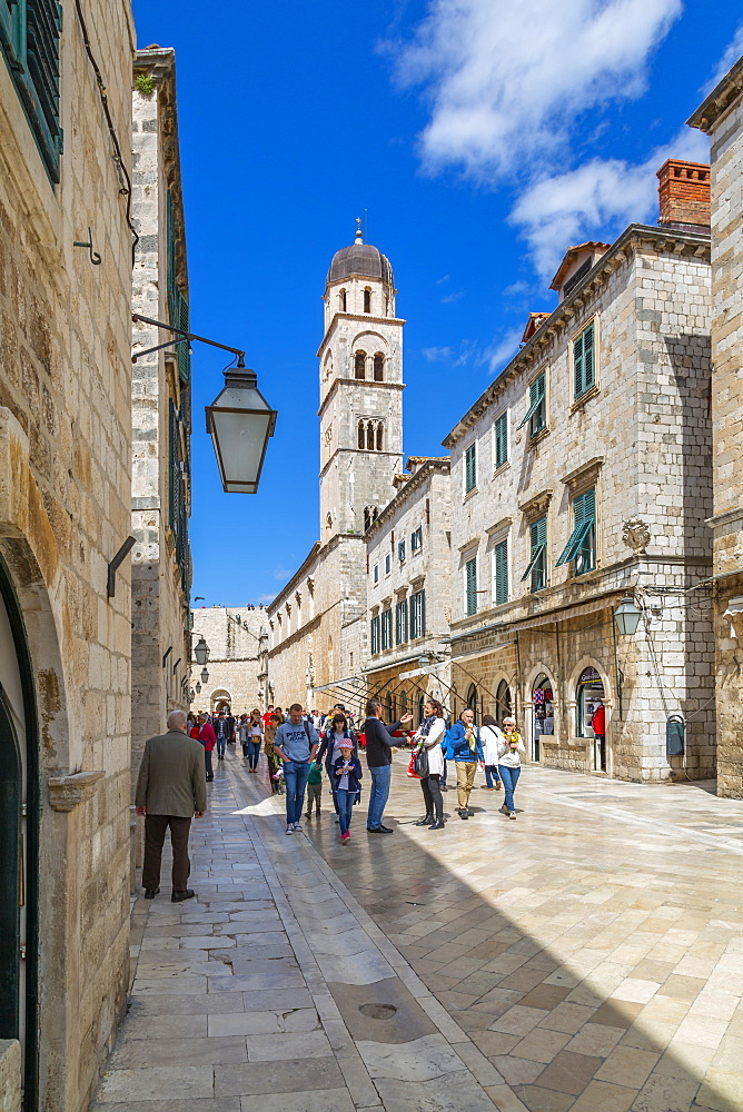 Visitors on Stradun and Franciscan Church and Monastery, Dubrovnik Old Town, UNESCO World Heritage Site, Dubrovnik, Dalmatia, Croatia, Europe