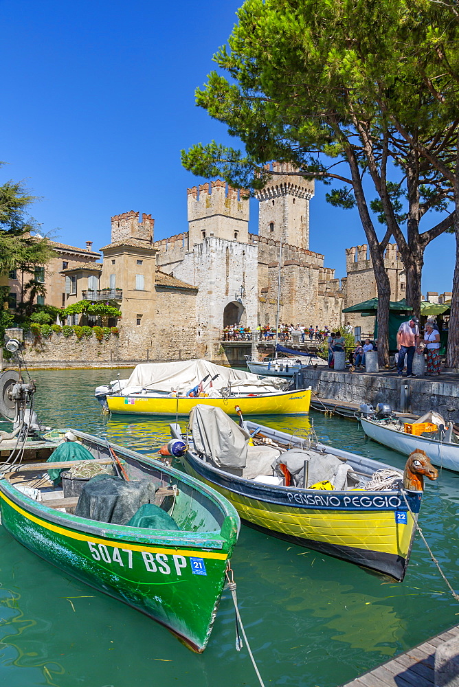 View of boats and Castello di Sirmione on a sunny day, Sirmione, Lake Garda, Brescia, Lombardy, Italian Lakes, Italy, Europe