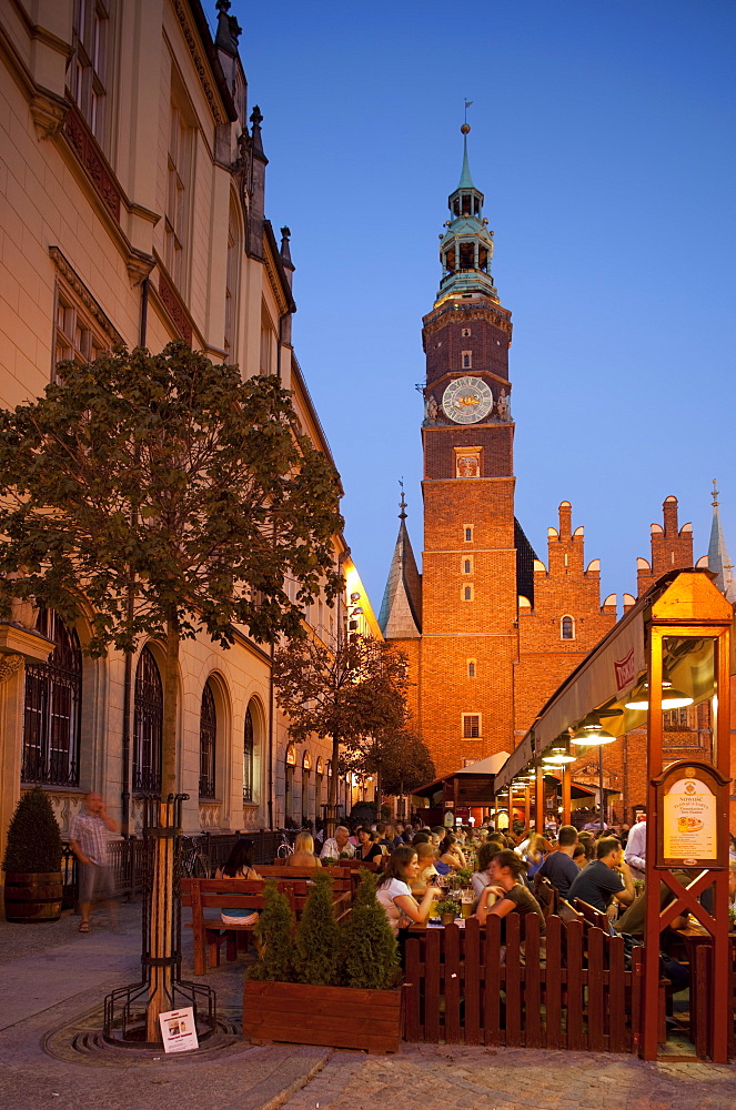 Town hall at dusk, Rynek (Old Town Square), Wroclaw, Silesia, Poland, Europe