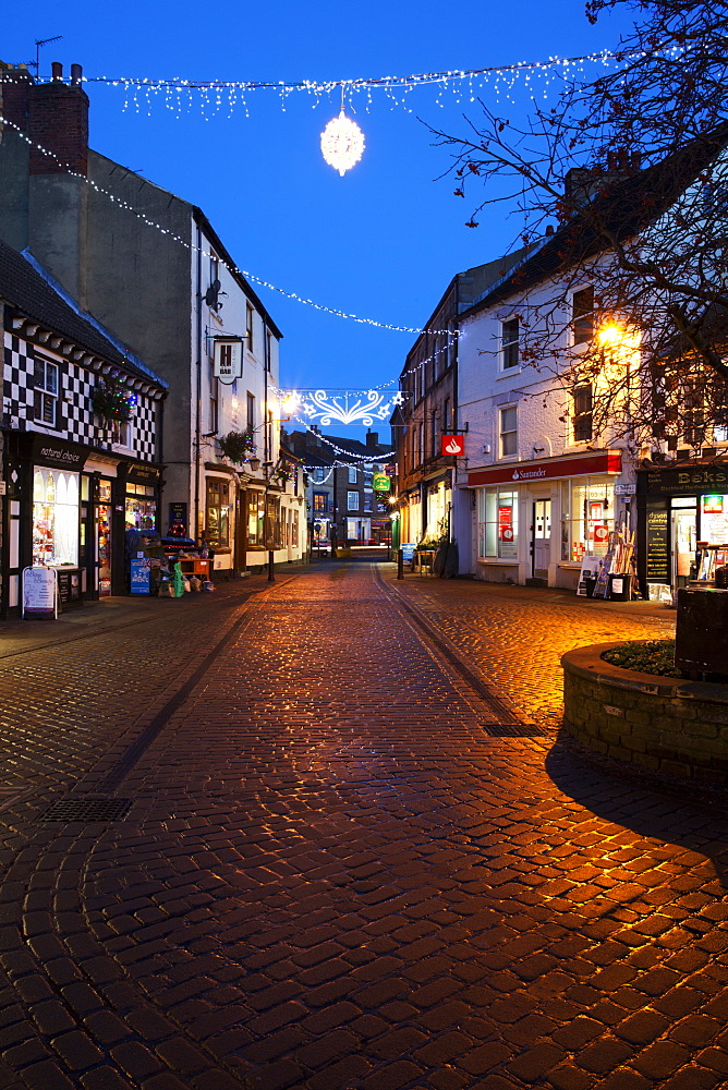 Cobbled Silver Street at Christmas, Knaresborough, North Yorkshire, Yorkshire, England, United Kingdom, Europe