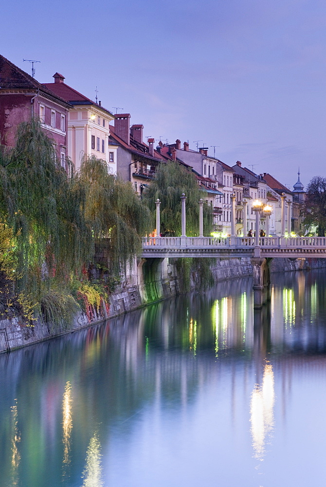 The Cobblers' Bridge ((Shoemakers' Bridge) over the Ljubljanica River at dusk, Ljubljana, Slovenia, Europe