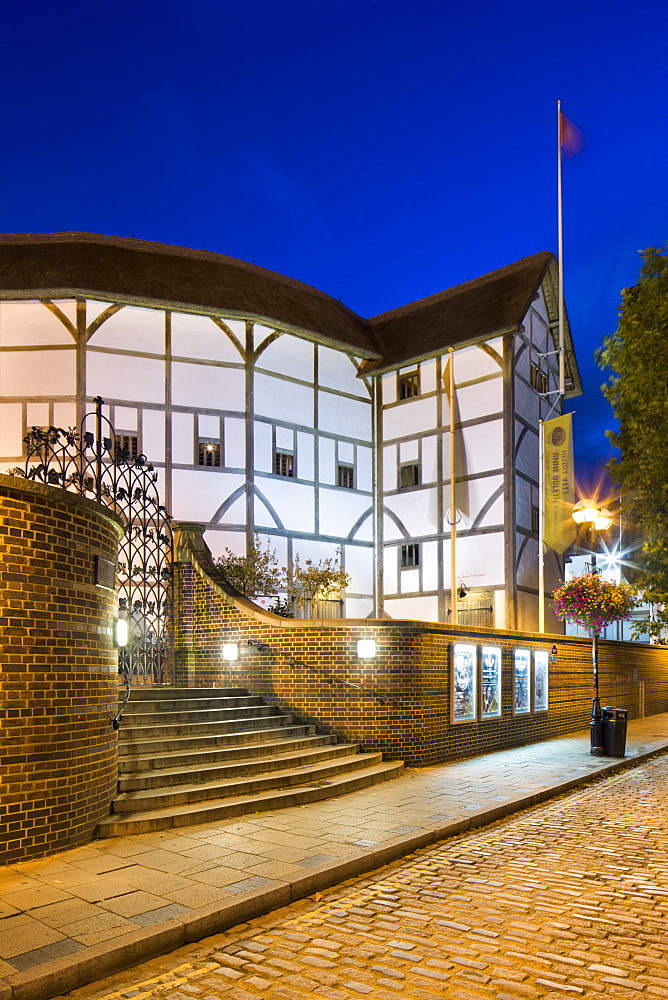 The Globe Theatre at dusk, Bankside, South Bank, London, England, United Kingdom, Europe