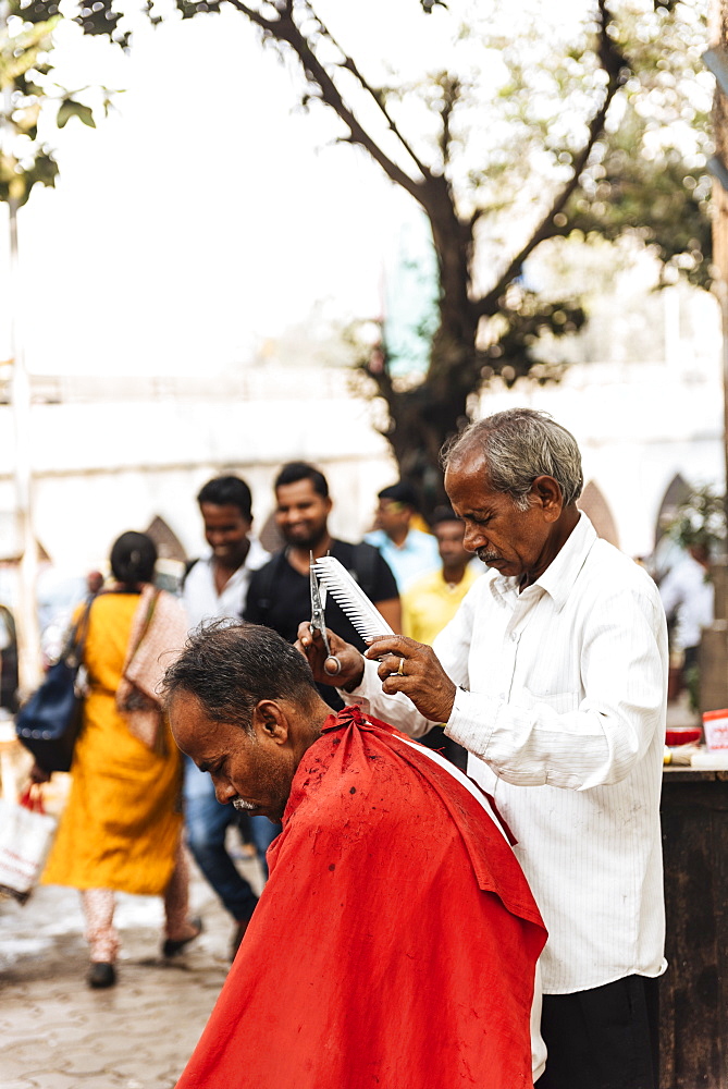 Street barber at work, Mumbai, India, South Asia