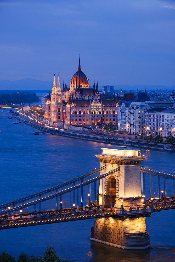 View over River Danube, Chain Bridge and Hungarian Parliament Building at night, UNESCO World Heritage Site, Budapest, Hungary, Europe