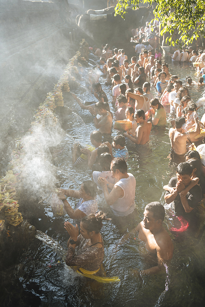 Pilgrims queuing to bathe in the sacred Tampaksiring Spring, Pura Tirta Empul Temple, Ubud, Bali, Indonesia, Southeast Asia, Asia