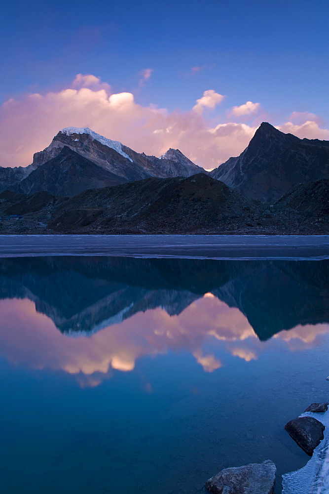 Dudh Pokhari Lake, Gokyo, Solu Khumbu (Everest) Region, Nepal, Himalayas, Asia