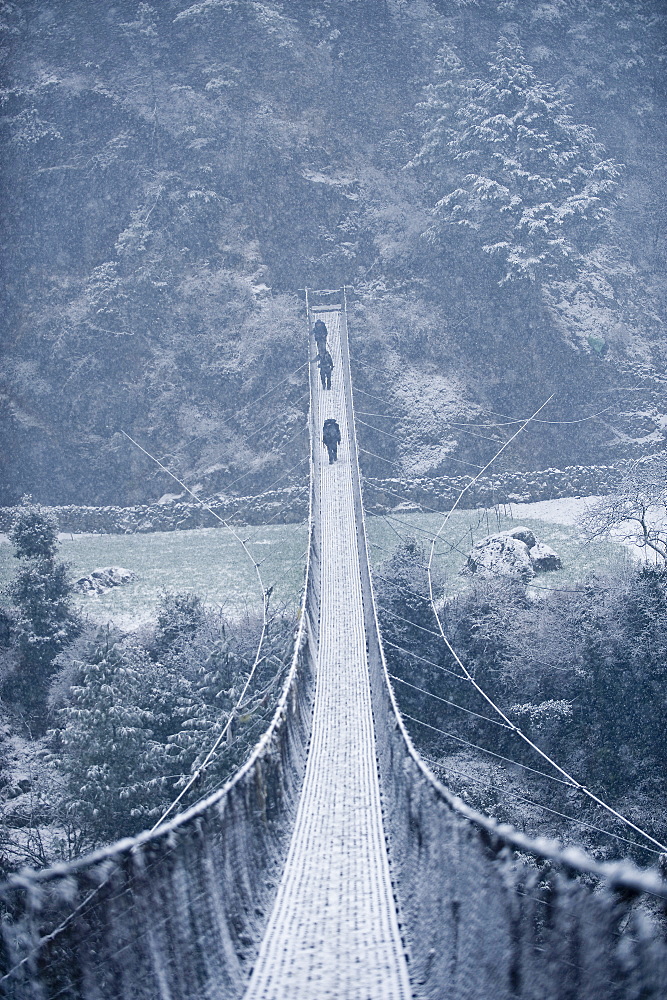 Footbridge, Dodh Kosi River, Khumbu (Everest) Region, Nepal, Himalayas, Asia