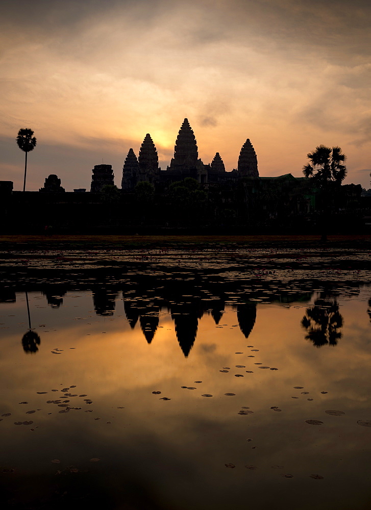 Sunrise over Angkor Wat, Angkor, UNESCO World Heritage Site, Siem Reap, Cambodia, Indochina, Southeast Asia, Asia 