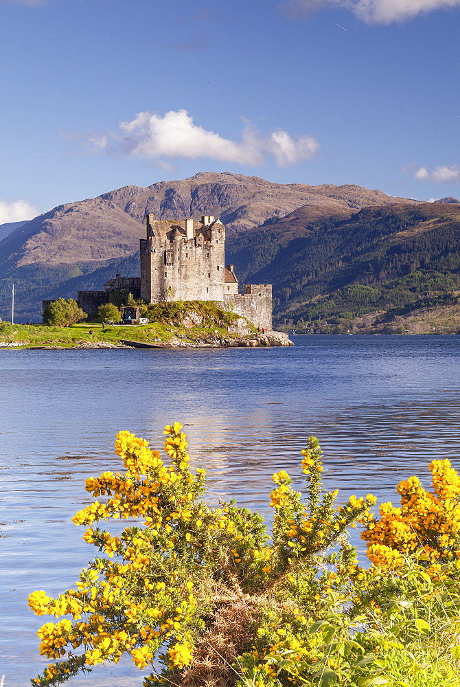 Eilean Donan castle and Loch Duich, The Highlands, Scotland, United Kingdom, Europe