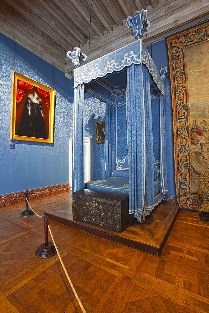 A royal bed in Chateau de Chambord, UNESCO World Heritage Site, Loir-et-Cher, Centre, France, Europe