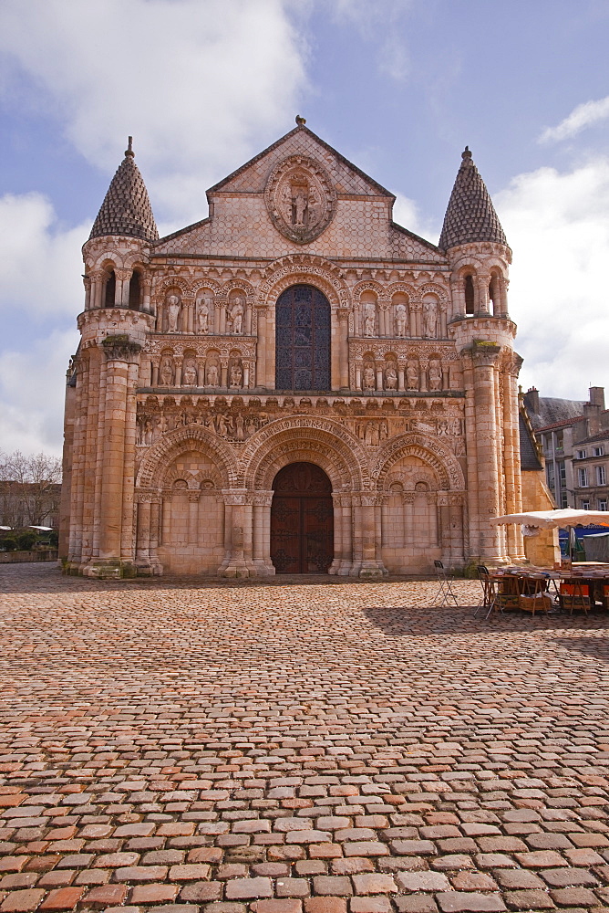 Eglise Notre Dame la Grande in central Poitiers, Vienne, Poitou-Charentes, France, Europe 