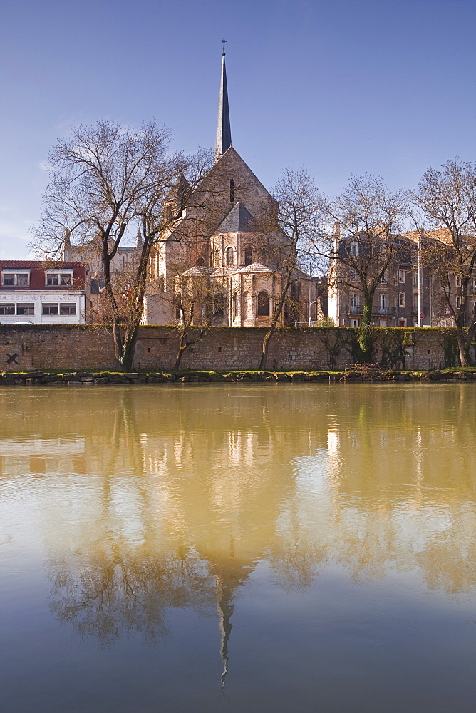 Eglise Sainte Radegonde reflected in the River Vienne, Poitiers, Vienne, Poitou-Charentes, France, Europe 