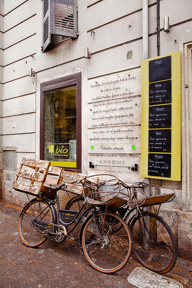 Old bicycles outside of a boulangerie, Avignon, Vaucluse, France, Europe