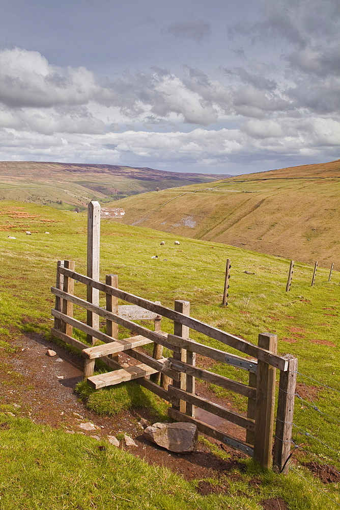 A fingerpost pointing towards Littondale in the Yorkshire Dales, Yorkshire, England, United Kingdom, Europe 