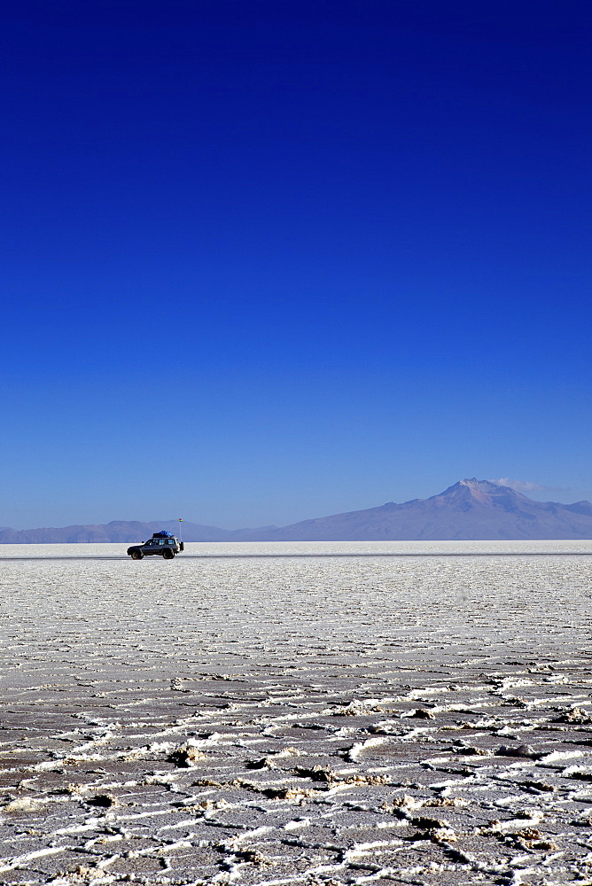 A 4x4 on Salar de Uyuni, the largest salt flat in the world, South West Bolivia, Bolivia, South America