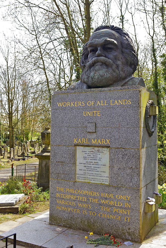 Karl Marx 's grave at Highgate Cemetery, London, England, United Kingdom, Europe