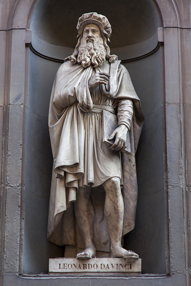 Statue of Leonardo da Vinci  in the Vasari, outside the Uffizi, Florence, UNESCO World Heritage Site, Tuscany, Italy, Europe