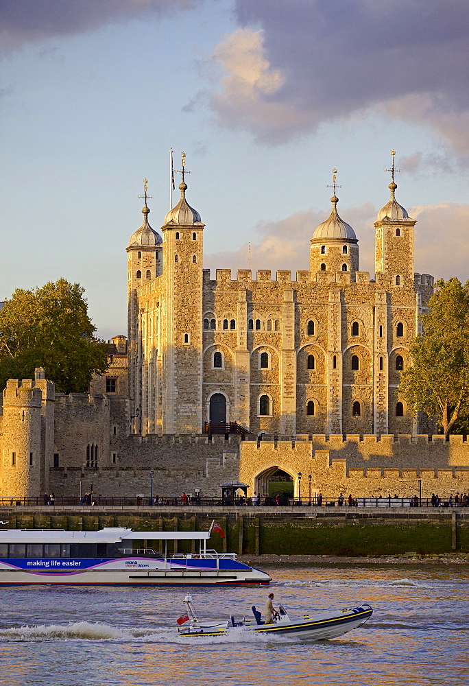 Tower of London, UNESCO World Heritage Site, and the River Thames in the evening, London, England, United Kingdom, Europe