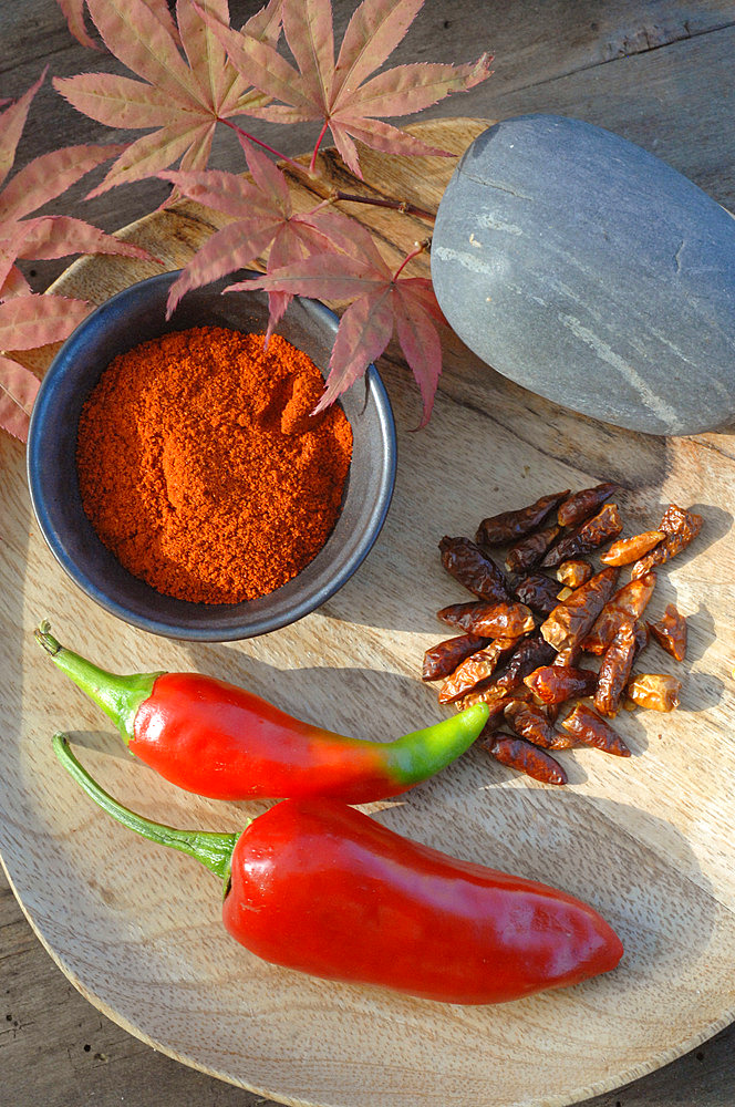 Pepper (Capsicum annuum) powder, dried and fresh, red Maple leaves