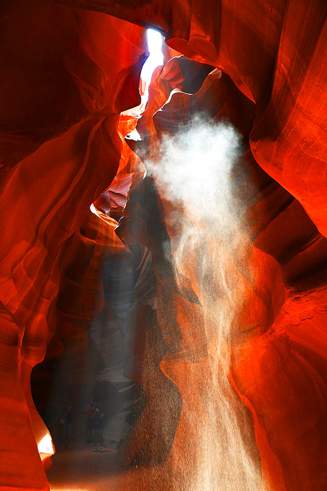 Tourists visiting the Upper Antelope Canyon, 2 to 3 m wide and 400 m long, managed by the Navajo Indian tribe. Antelope Canyon. Arizona. USA.