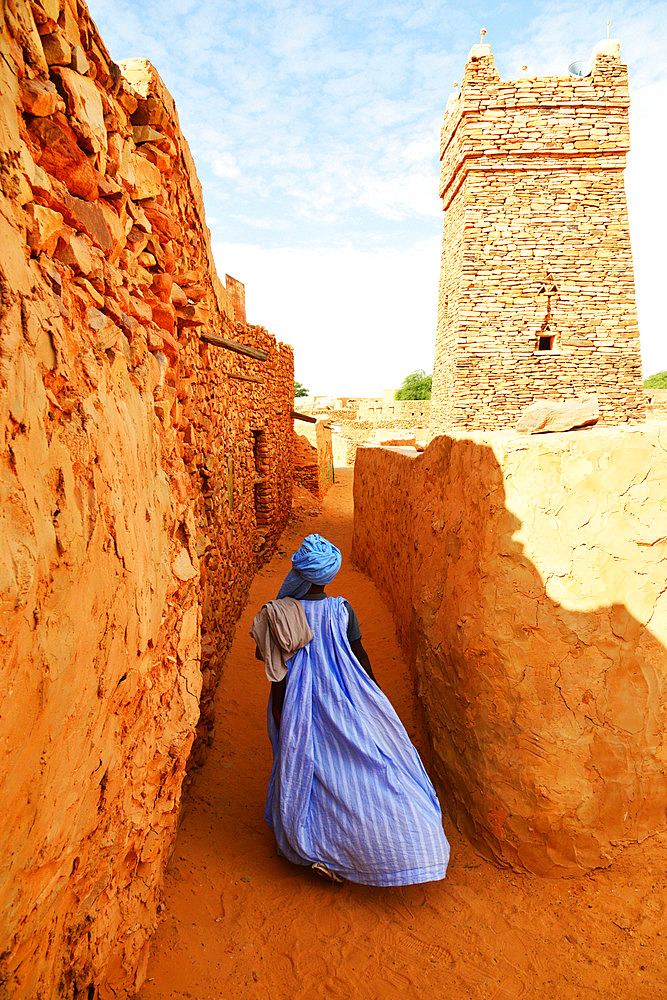 Moorish man wearing a blue draa (traditionnal clothe) near the mosque of Chinguetti. Ancient ksour of Ouadane, Chinguetti, Tichitt and Oualata. Adrar. Mauritania