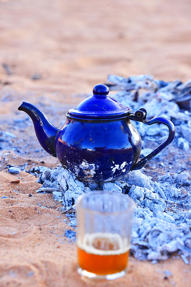 Tea at a camp in the desert. Chinguetti. Ancient ksour of Ouadane, Chinguetti, Tichitt and Oualata. Adrar. Mauritania