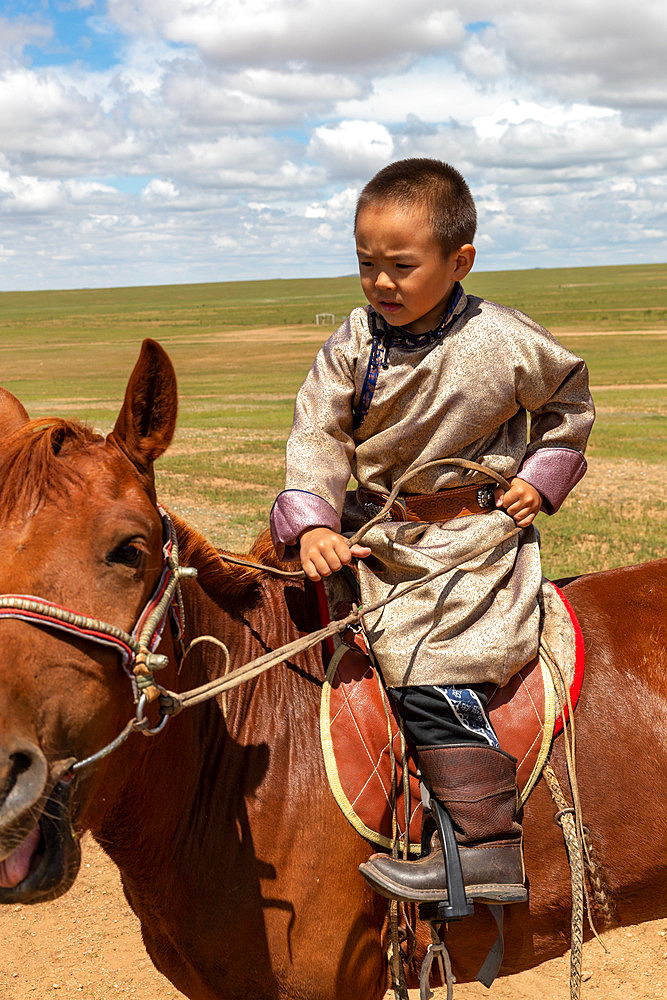 Going out in traditional clothes on the occasion of the Naadam festival, the national festival which celebrates today in Mongolia the independence of Mongolia from China, Steppe, Eastern Mongolia, Mongolia, Asia.