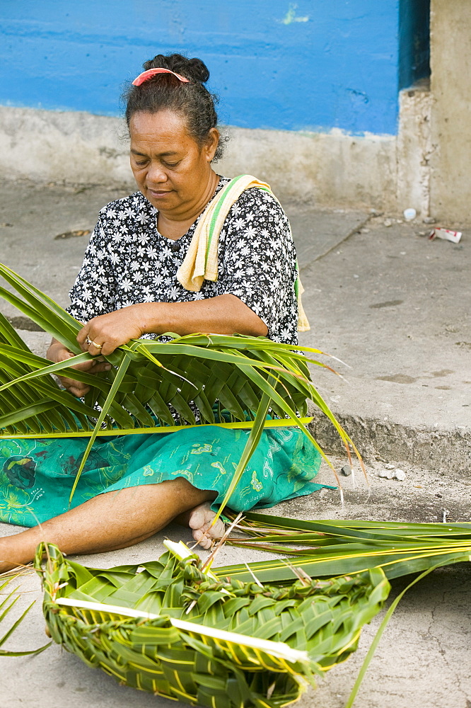 Weaving plates for a traditional Tuvaluan funeral feast on Funafuti Atoll, Tuvalu, Pacific