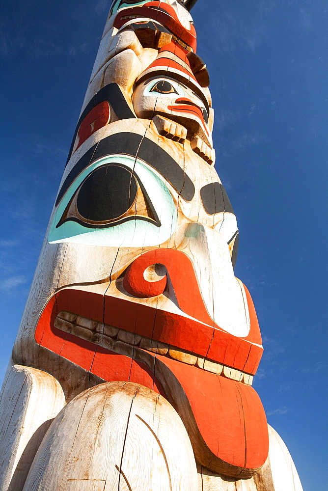 Totem pole on Jasper high street, Jasper National Park, UNESCO World Heritage Site, Canadian Rockies, Canada, North America