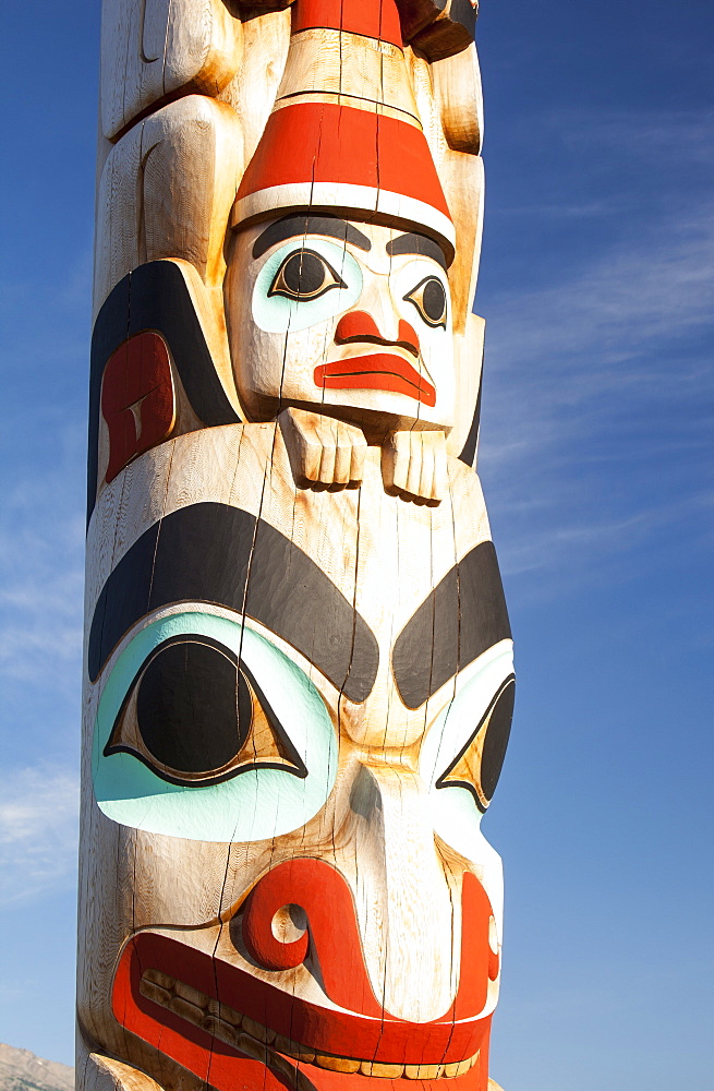 Totem pole on Jasper high street, Jasper National Park, UNESCO World Heritage Site, Canadian Rockies, Canada, North America