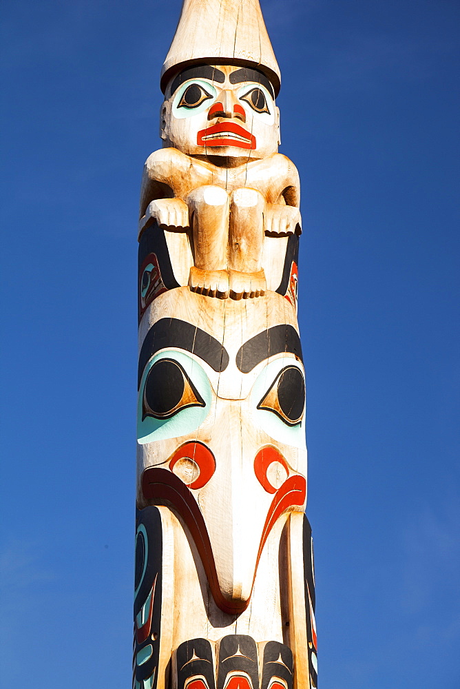 Totem pole on Jasper high street, Jasper National Park, UNESCO World Heritage Site, Canadian Rockies, Canada, North America