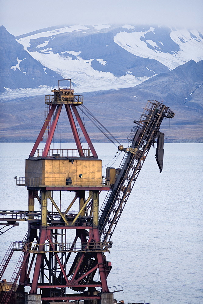 Crane. Barentsburg, Svalbard, Norway      (rr)