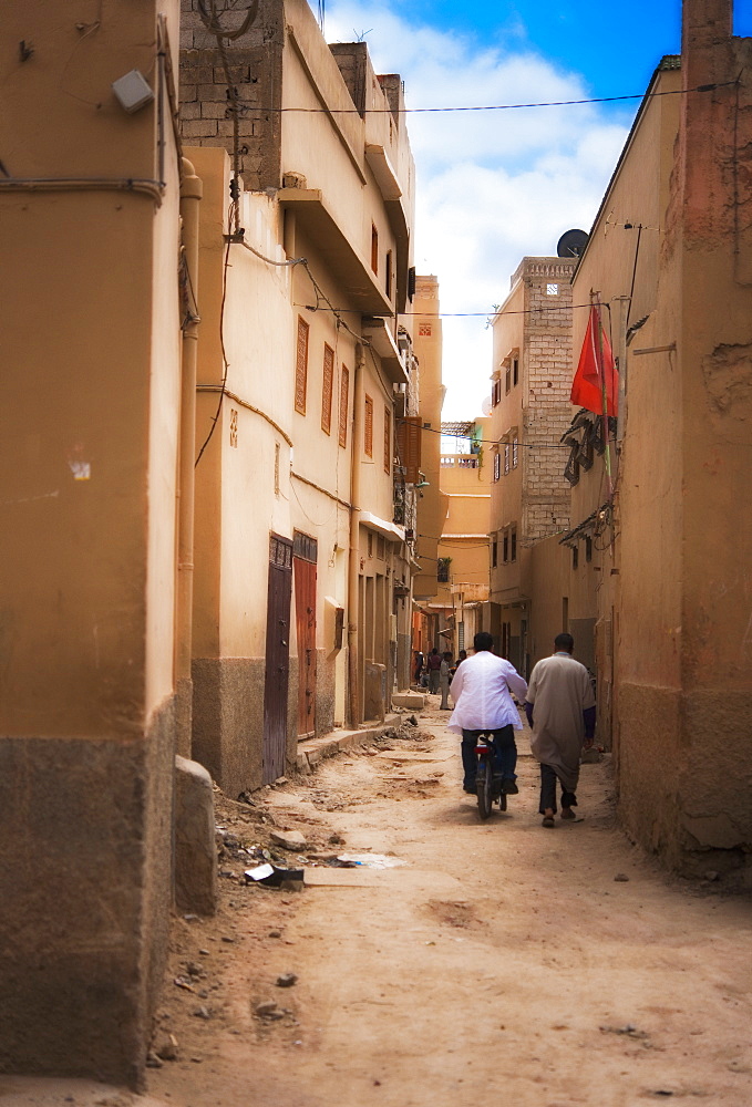 Market and mosque, Taroudannt, Sous Plain, Anti Atlas mountains. Taroudant, Souks, Agadir. Morocco