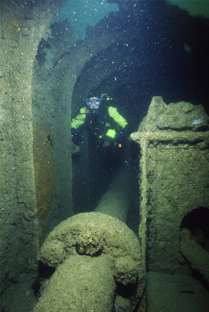 Diving british ship wrecks in the English Channel   (rr)