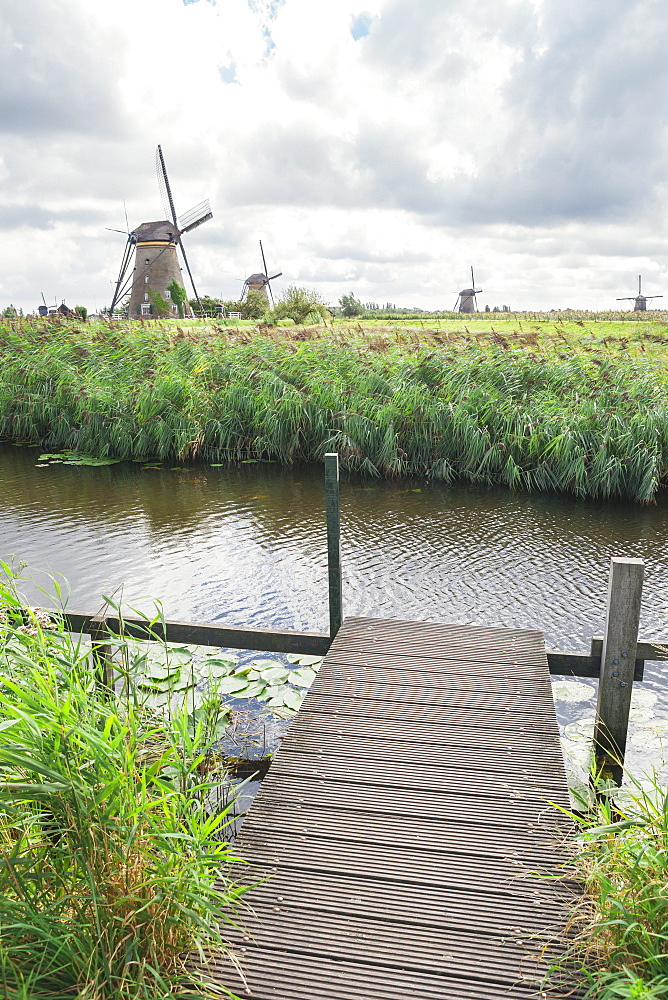 Canal and windmills, Kinderdijk, UNESCO World Heritage Site, South Holland, The Netherlands, Europe 