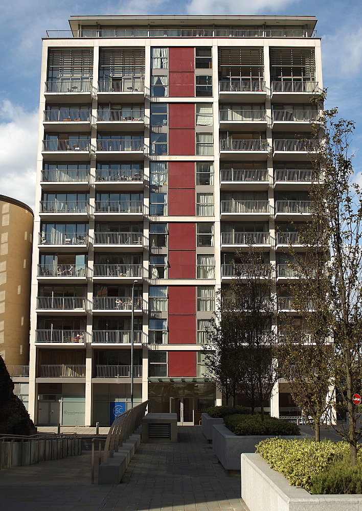 The Horizon Building, 11 Hertsmere Road, Canary Wharf is a retro styled High rise very much in-keeping with the designs of 1960's social housing. . London, England, UK