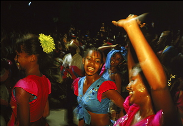 Dancers make their way down Av Victoriano Garz√Ø¬∫∆í√¢ÀÜ≈°√Ø¬∫ÔÜÅ√ô¬£n in Santiago de Cuba during Carnaval.