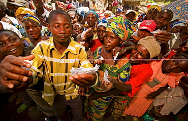 Congolese farmers wait to receive agricultural aid