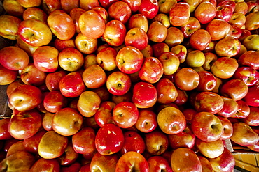 Red apples lay in a pile at a fruit stand in Maryland, USA.