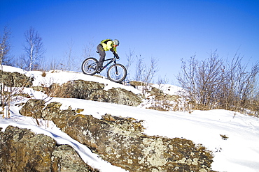 Man fatbiking