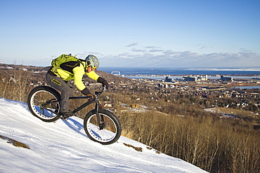 Man fatbiking