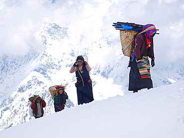 Manaslu mountaineering expedition 2008, Nepal Himalayas: Porter are arriving in basacamp.