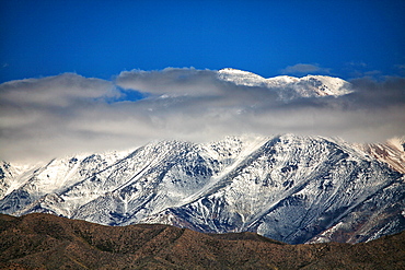 The province of Mendoza is part of all Argentine provinces that are vertically crossed by the Cordillera de Los Andes. The Principal Cordillera is the result of an early folding, with an average height of about 6500 meters. It has two distinct sectors: in the north and to the provincial Diamond Rio is characterized by a high narrow strip, which finds its highest expression in the Cerro Aconcagua 6962 m. In the southern provinces, from Diamond Rio to the South forms a wider and less high orographic belt.