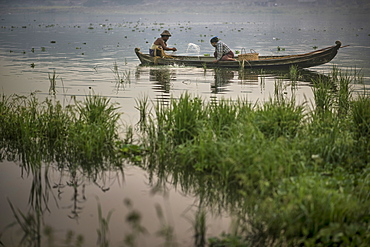 Fishermen In Their Boat At Taungthaman Lake In Amarapura, Myanmar