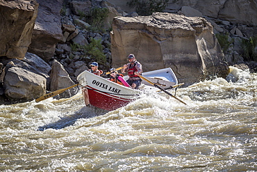 A Dory boat going through rapids in the?Desolation/Gray?Canyon section of the Green river, Utah, USA