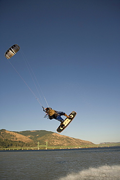 Reuben Lenten flies along the Columbia river with this well executed handle pass