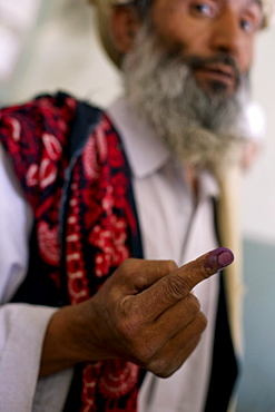 Afghan men vote on the day of presidential and provincial elections in Mazar-i Sharif, Afghanistan, August 20 2009