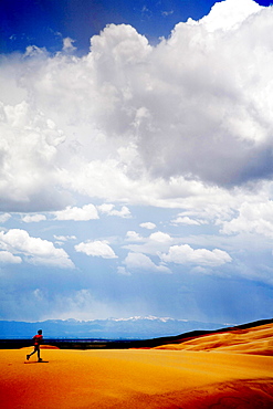 David Hanson jogs on the dunes.