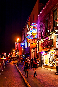 People club hopping at night, Nashville, Tennessee, USA